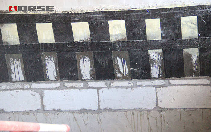 Pasting carbon fiber fabric at the bottom of the beam Pasting carbon fiber fabric at the bottom of the beam